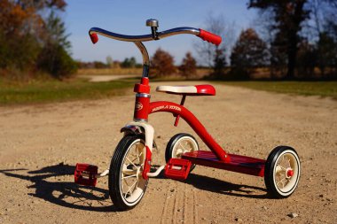 Yeni Lizbon, Wisconsin ABD - 22 Ekim 2022: Yürüyen Radyo Pilotu Red Tribike.