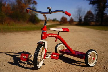 Yeni Lizbon, Wisconsin ABD - 22 Ekim 2022: Yürüyen Radyo Pilotu Red Tribike.