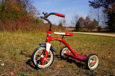 Yeni Lizbon, Wisconsin ABD - 22 Ekim 2022: Yürüyen Radyo Pilotu Red Tribike.