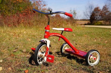 Yeni Lizbon, Wisconsin ABD - 22 Ekim 2022: Yürüyen Radyo Pilotu Red Tribike.