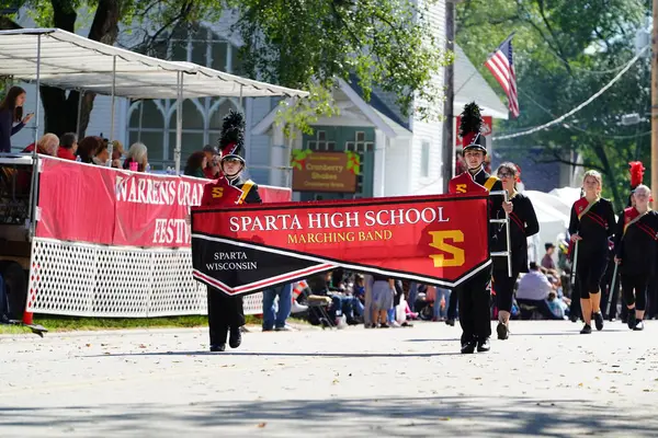 Warrens, Wisconsin ABD - 25 Eylül 2022: Black River Falls Lisesi yürüyüş bandosu Cranfest geçit töreninde yürüdü.