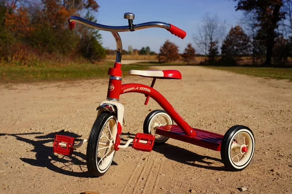 Nueva Lisboa Wisconsin Octubre 2022 Triciclo Rojo Para Niños Pequeños — Foto de Stock