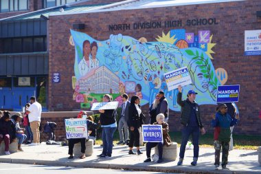 Milwaukee, Wisconsin ABD - 29 Ekim 2022: Pek çok Demokrat seçmen Vali Tony Evers, Mandela Barnes ve Barack Obama Demokrat Parti mitingine katılmak için Kuzey Bölümü Lisesi 'nde sıraya girdi