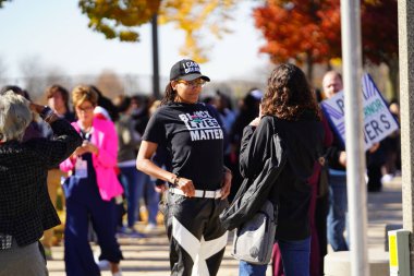 Milwaukee, Wisconsin ABD - 29 Ekim 2022: Pek çok Demokrat seçmen Vali Tony Evers, Mandela Barnes ve Barack Obama Demokrat Parti mitingine katılmak için Kuzey Bölümü Lisesi 'nde sıraya girdi