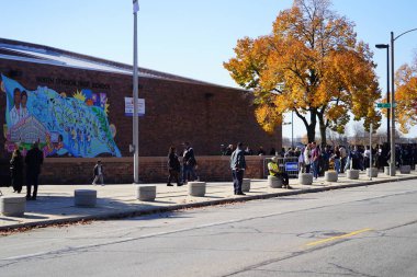Milwaukee, Wisconsin ABD - 29 Ekim 2022: Pek çok Demokrat seçmen Vali Tony Evers, Mandela Barnes ve Barack Obama Demokrat Parti mitingine katılmak için Kuzey Bölümü Lisesi 'nde sıraya girdi