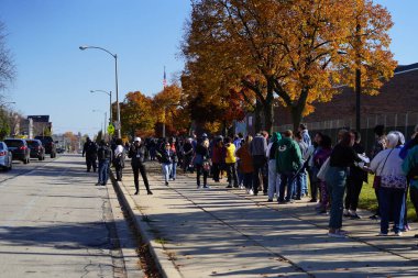 Milwaukee, Wisconsin ABD - 29 Ekim 2022: Pek çok Demokrat seçmen Vali Tony Evers, Mandela Barnes ve Barack Obama Demokrat Parti mitingine katılmak için Kuzey Bölümü Lisesi 'nde sıraya girdi