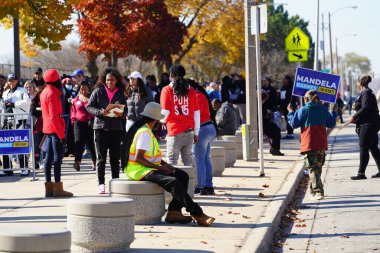 Milwaukee, Wisconsin ABD - 29 Ekim 2022: Pek çok Demokrat seçmen Vali Tony Evers, Mandela Barnes ve Barack Obama Demokrat Parti mitingine katılmak için Kuzey Bölümü Lisesi 'nde sıraya girdi