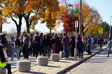 Milwaukee, Wisconsin ABD - 29 Ekim 2022: Pek çok Demokrat seçmen Vali Tony Evers, Mandela Barnes ve Barack Obama Demokrat Parti mitingine katılmak için Kuzey Bölümü Lisesi 'nde sıraya girdi