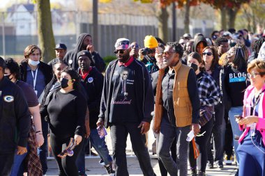 Milwaukee, Wisconsin ABD - 29 Ekim 2022: Pek çok Demokrat seçmen Vali Tony Evers, Mandela Barnes ve Barack Obama Demokrat Parti mitingine katılmak için Kuzey Bölümü Lisesi 'nde sıraya girdi