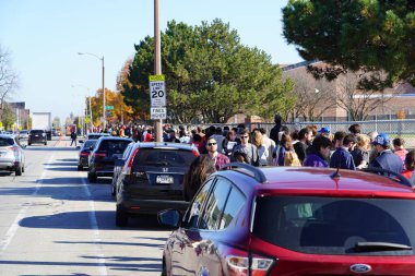 Milwaukee, Wisconsin ABD - 29 Ekim 2022: Pek çok Demokrat seçmen Vali Tony Evers, Mandela Barnes ve Barack Obama Demokrat Parti mitingine katılmak için Kuzey Bölümü Lisesi 'nde sıraya girdi