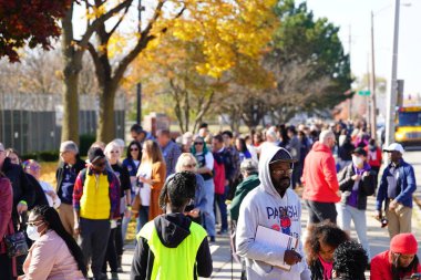 Milwaukee, Wisconsin ABD - 29 Ekim 2022: Pek çok Demokrat seçmen Vali Tony Evers, Mandela Barnes ve Barack Obama Demokrat Parti mitingine katılmak için Kuzey Bölümü Lisesi 'nde sıraya girdi