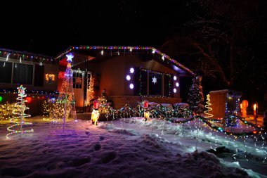 Yeni Lizbon, Wisconsin, ABD - 16 Aralık 2022: Ev sahipleri Noel Tatili sırasında evlerini ve mallarını dekore ediyorlar.