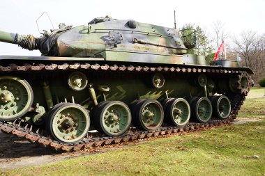 New Lisbon, Wisconsin ABD - 10 Kasım 2022: 1978 M60A3 ABD savaş tankı Gaziler Evi 'nde anıt olarak bulunuyor.