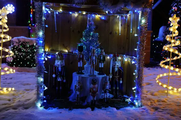 ウィスコンシン州ニューリスボン 2022年12月16日 ホームオーナーがクリスマス休暇中に家や財産を飾る — ストック写真