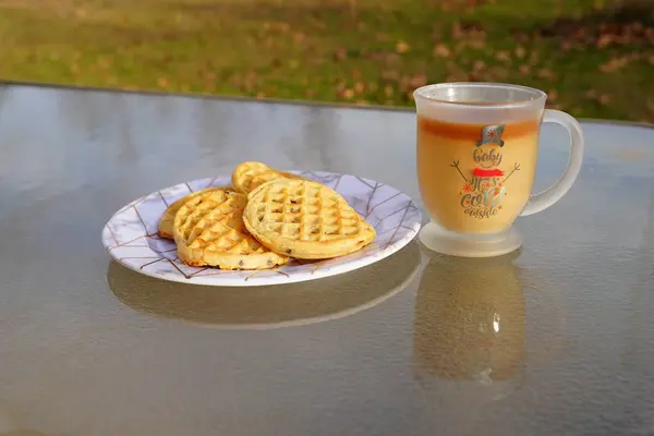 Bir Tabak Çikolatalı Waffle Kahve Bardağının Yanında Krema Kahve Bardağı — Stok fotoğraf