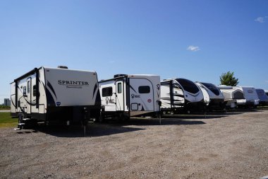 Fond du Lac, Wisconsin USA - 6 Eylül 2023: Keystone Kampçıları ve Sprinter kampçıları satılıyor.
