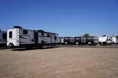 Fond du Lac, Wisconsin USA - 6 Eylül 2023: Keystone Kampçıları ve Sprinter kampçıları satılıyor.