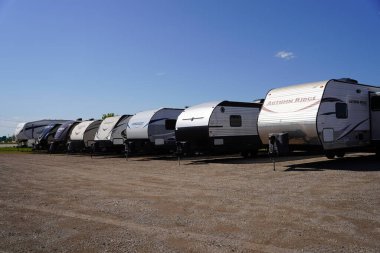 Fond du Lac, Wisconsin USA - 6 Eylül 2023: Keystone Kampçıları ve Sprinter kampçıları satılıyor.