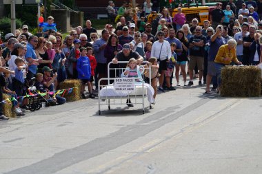 Green Lake, Wisconsin ABD - 23 Eylül 2023: Topluluk üyeleri Green Lake sokaklarında bir yatak yarışı düzenledi.  