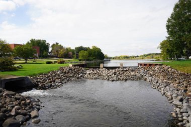 Yeşil Göl manzaralı, Wisconsin nehri önü iş alanı boyunca..