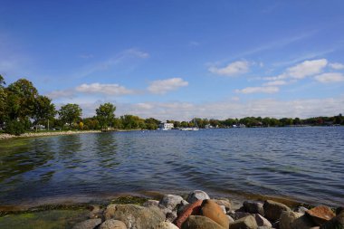 Green Lake, Wisconsin ABD - 29 Eylül 2023: Sonbahar sezonu boyunca Green Lake 'in kıyı kayalık plajı.