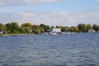 Green Lake, Wisconsin ABD - 29 Eylül 2023: Sonbahar sezonu boyunca Green Lake 'in kıyı kayalık plajı.