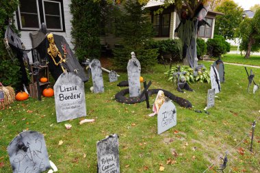 Fond du Lac, Wisconsin USA - 14 Ekim 2022: Toplumun ev sahipleri evlerini ve bahçelerini 2022 Cadılar Bayramı süslemeleri ile donattılar.