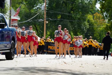 Warrens, Wisconsin ABD - 25 Eylül 2022: Kırmızı elbiseli genç bayan dansçılar Cranfest geçit töreninde dans etti.