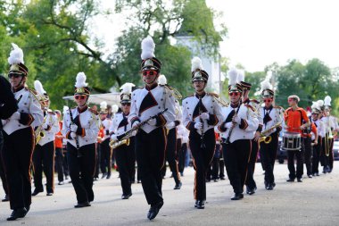 Warrens, Wisconsin ABD - 25 Eylül 2022: Black River Falls Lisesi yürüyüş bandosu Cranfest geçit töreninde yürüdü.