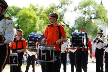 Warrens, Wisconsin ABD - 25 Eylül 2022: Black River Falls Lisesi yürüyüş bandosu Cranfest geçit töreninde yürüdü.