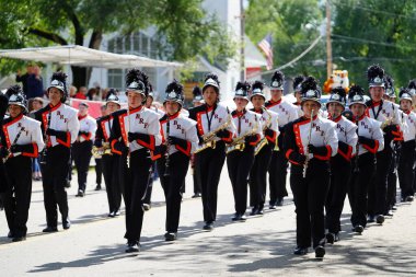 Warrens, Wisconsin ABD - 25 Eylül 2022: Black River Falls Lisesi yürüyüş bandosu Cranfest geçit töreninde yürüdü.