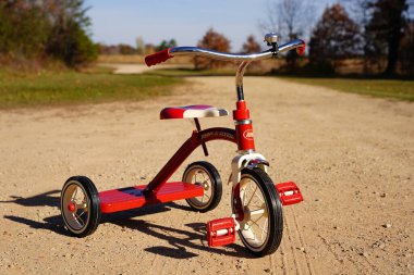 Yeni Lizbon, Wisconsin ABD - 22 Ekim 2022: Yürüyen Radyo Pilotu Red Tribike.