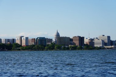 Madison, Wisconsin Capitol ve Olin Park 'taki şehir binalarının manzara fotoğrafları.