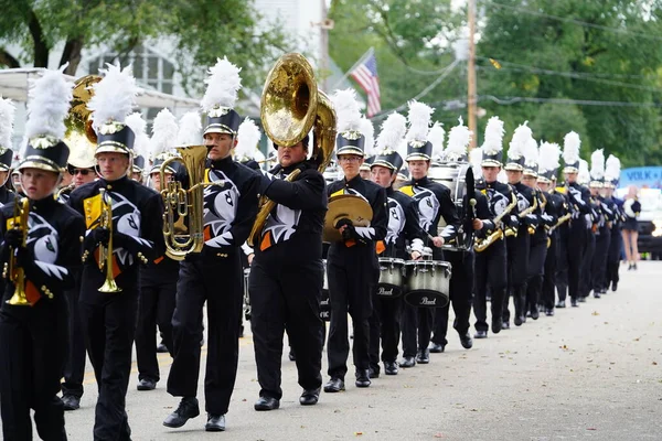 美国威斯康星州沃伦斯 2022年9月25日 托马斯高中行军乐队在2022年参加了Cranfest游行 — 图库照片