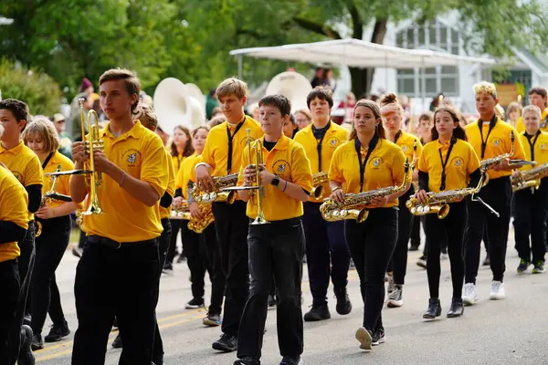 美国威斯康星州沃伦斯 2022年9月25日 托马斯中学的音乐游行乐队在2022年举行了Cranfest游行 — 图库照片