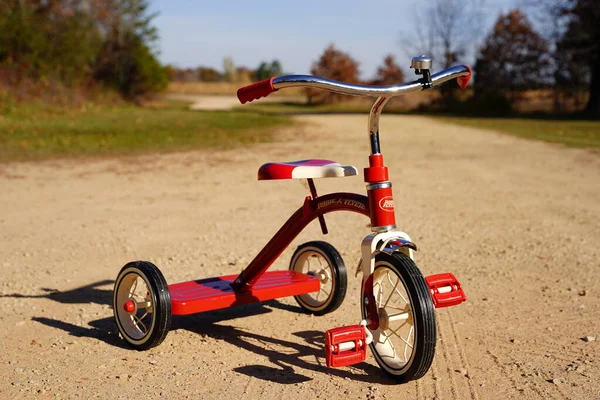 Yeni Lizbon, Wisconsin ABD - 22 Ekim 2022: Yürüyen Radyo Pilotu Red Tribike.