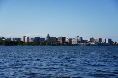 Madison, Wisconsin Capitol ve Olin Park 'taki şehir binalarının manzara fotoğrafları.