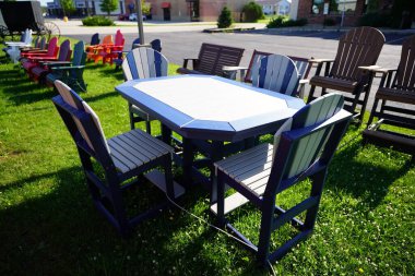 Renkli ahşap şezlonglar, Wisconsin 'de satılmak üzere dışarıda kurulmuş..