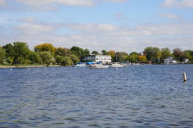 Green Lake, Wisconsin ABD - 29 Eylül 2023: Sonbahar sezonu boyunca Green Lake 'in kıyı kayalık plajı.