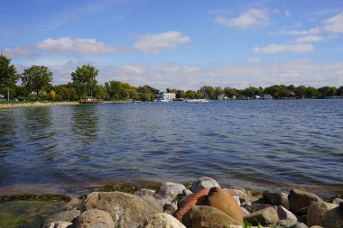 Green Lake, Wisconsin ABD - 29 Eylül 2023: Sonbahar sezonu boyunca Green Lake 'in kıyı kayalık plajı.