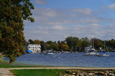 Green Lake, Wisconsin ABD - 29 Eylül 2023: Sonbahar sezonu boyunca Green Lake 'in kıyı kayalık plajı.