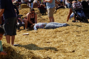 Milwaukee, Wisconsin ABD - 30 Eylül 2023: Aile üyeleri samandan korkuluk yaratmak için Wisconsin Eyalet Hasat Fuarı 'nda bir araya geldiler.