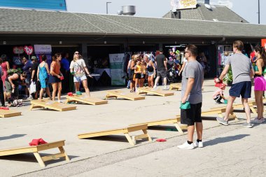 Milwaukee, Wisconsin ABD - 30 Eylül 2023: Aile üyeleri samandan korkuluk yaratmak için Wisconsin Eyalet Hasat Fuarı 'nda bir araya geldiler.