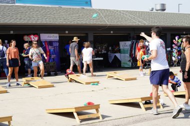 Milwaukee, Wisconsin ABD - 30 Eylül 2023: Aile üyeleri samandan korkuluk yaratmak için Wisconsin Eyalet Hasat Fuarı 'nda bir araya geldiler.