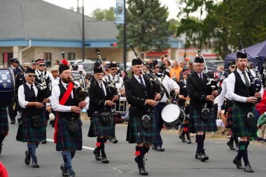 La Crosse, Wisconsin ABD - 5 Ekim 2022: La Crosse gayda ve davul grubu Oktoberfest geçit töreninde yürüdü.