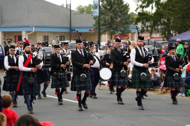 La Crosse, Wisconsin ABD - 5 Ekim 2022: La Crosse gayda ve davul grubu Oktoberfest geçit töreninde yürüdü.