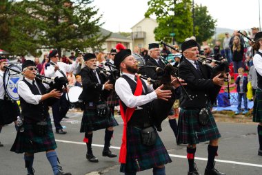 La Crosse, Wisconsin ABD - 5 Ekim 2022: La Crosse gayda ve davul grubu Oktoberfest geçit töreninde yürüdü.