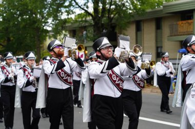 La Crosse, Wisconsin ABD - 1 Ekim 2022 Screaming Eagles Lisesi yürüyüş bandosu Oktoberfest geçit töreninde yürüdü..