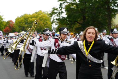 La Crosse, Wisconsin ABD - 1 Ekim 2022 Screaming Eagles Lisesi yürüyüş bandosu Oktoberfest geçit töreninde yürüdü..