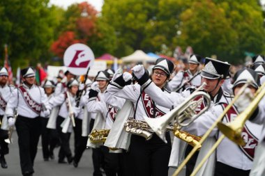 La Crosse, Wisconsin ABD - 1 Ekim 2022 Screaming Eagles Lisesi yürüyüş bandosu Oktoberfest geçit töreninde yürüdü..
